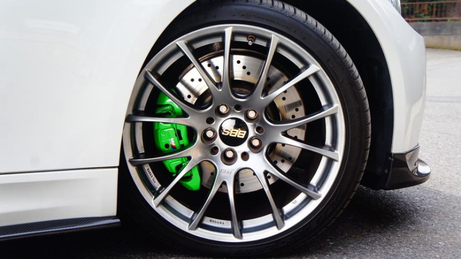 キャリパー塗装施工事例：BMW330クーペ　キャリパー塗装COLOR:#1113 Monster green IMG10_2125_SV1U3O_sub8.jpg