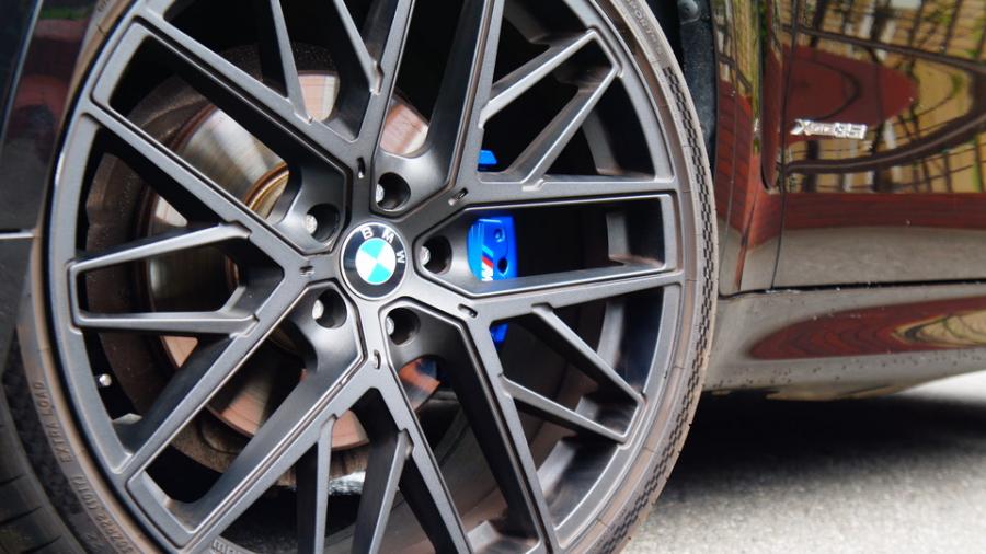 キャリパー塗装施工事例：BMW X6　キャリパー塗装COLOR:#1115 Deep marine blue IMG10_2177_nPMpRs_sub4.jpg