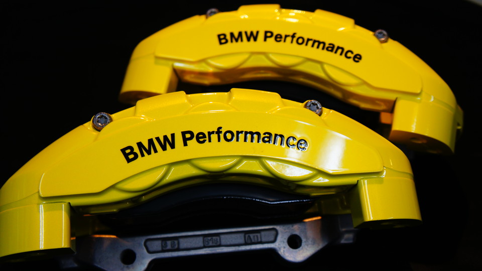 BMWパフォーマンスブレンボキャリパー塗装　カラー：#020 hawaiian passion yellow