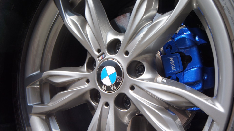 キャリパー塗装施工事例：BMW1シリーズ純正キャリパー塗装　カラー：#060 royal ocean blue IMG10_749_tE13sT_sub4.jpg