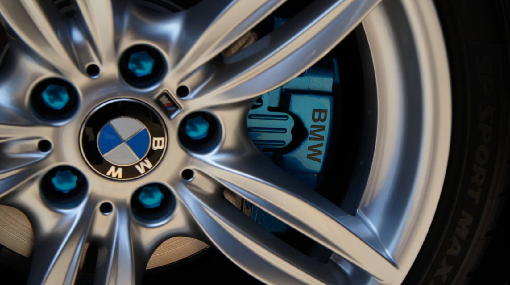 キャリパー塗装施工事例：BMW 5 SERIES EXCLUSIVE SPORT 300台限定モデルキャリパー塗装＆LOGO★COLOR：オリジナルオーダーカラー（ブルー系） IMG10_823_sDBH0M_sub1.jpg