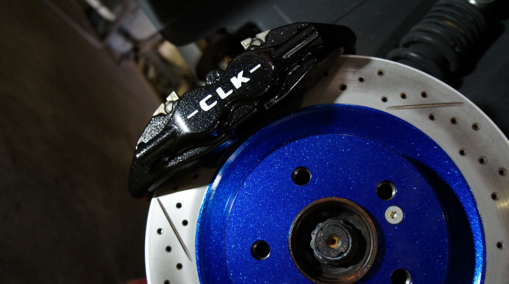 キャリパー塗装施工事例：Benz CLK63AMG Black Seriesキャリパー塗装＆ローター塗装＆LOGO★キャリパーCOLOR:hyper metallic black#009、ローターCOLOR:deep marine flake blue#067 IMG9_814_djBoNb_sub2.jpg