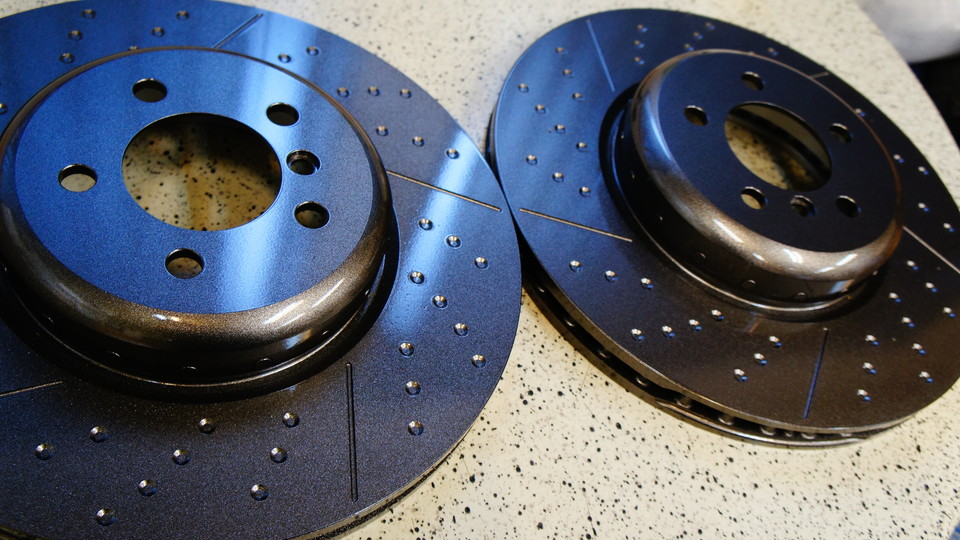 キャリパー塗装施工事例：ＢＭＷパフォーマンスキャリパー塗装　ＣＯＬＯＲ：#055 super shining silver(metal finish)＆ローター塗装　ＣＯＬＯＲ：#004 blast light gray metallic IMG10_1170_m4JQQk_sub2.jpg