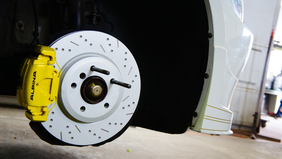 BMW・Z4純正キャリパー塗装＆パット塗装　COLOR：#020 hawaiian passion yellow