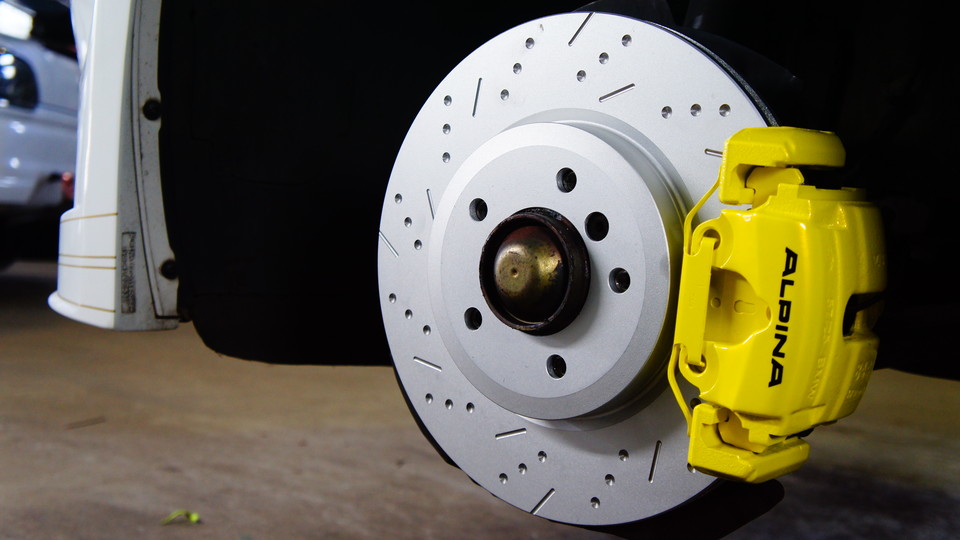 キャリパー塗装施工事例：BMW・Z4純正キャリパー塗装＆パット塗装　COLOR：#020 hawaiian passion yellow IMG10_1208_RXSTeJ_sub1.jpg