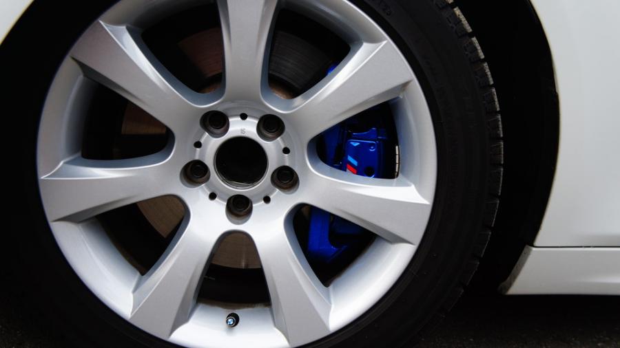 キャリパー塗装施工事例：BMW F10純正キャリパー塗装　ＣＯＬＯＲ：#1115 Deep marine blue IMG10_1291_mUv4IR_sub5.jpg