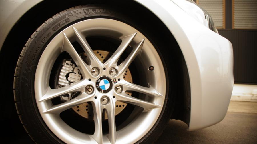 キャリパー塗装施工事例：BMW3シリーズ純正キャリパー塗装　COLOR：#052 Premium platinum silver IMG10_1343_fJsRDb_sub3.jpg