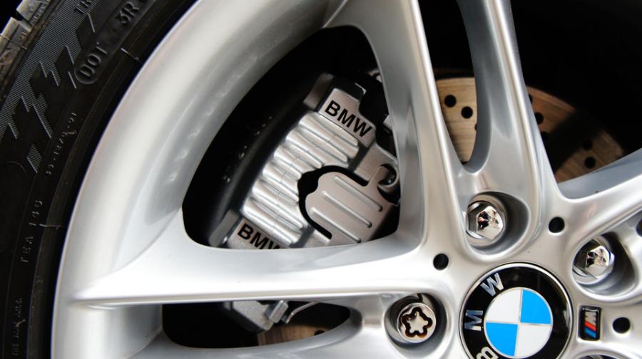 キャリパー塗装施工事例：BMW3シリーズ純正キャリパー塗装　COLOR：#052 Premium platinum silver IMG10_1343_fJsRDb_sub4.jpg