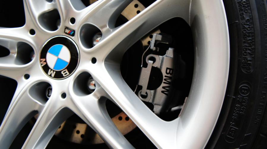 キャリパー塗装施工事例：BMW3シリーズ純正キャリパー塗装　COLOR：#052 Premium platinum silver IMG10_1343_fJsRDb_sub5.jpg