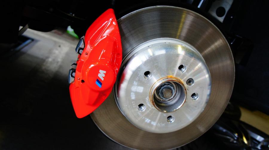 キャリパー塗装施工事例：BMW F30　キャリパー塗装　COLOR：#1112 Racing red IMG10_1374_5boeTT_sub2.jpg