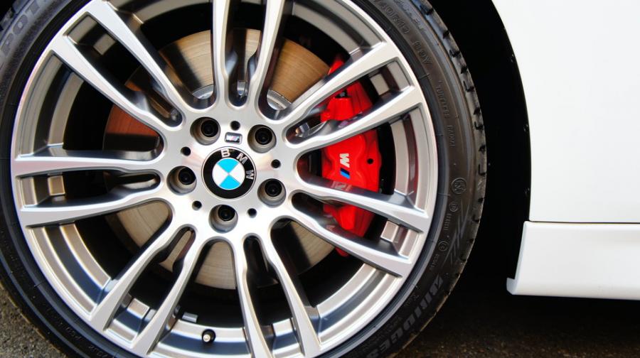 キャリパー塗装施工事例：BMW F30　キャリパー塗装　COLOR：#1112 Racing red IMG10_1374_5boeTT_sub5.jpg