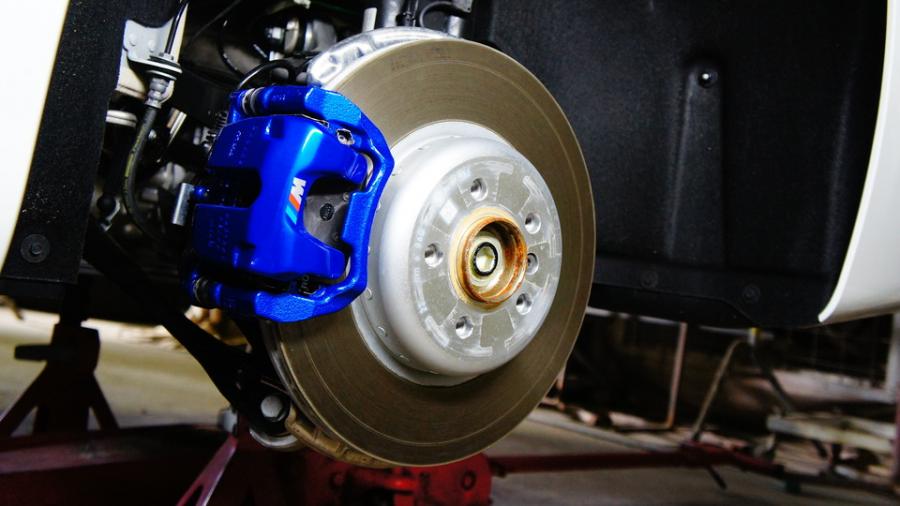 キャリパー塗装施工事例：BMW7ｼﾘｰｽﾞG11/G12　キャリパー塗装　COLOR:#1115 Deep marine blue IMG10_1502_b26qnx_sub2.jpg