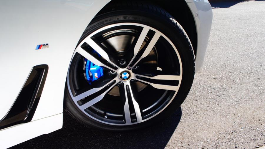 キャリパー塗装施工事例：BMW7ｼﾘｰｽﾞG11/G12　キャリパー塗装　COLOR:#1115 Deep marine blue IMG10_1502_b26qnx_sub7.jpg