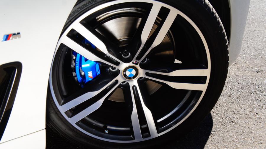 キャリパー塗装施工事例：BMW7ｼﾘｰｽﾞG11/G12　キャリパー塗装　COLOR:#1115 Deep marine blue IMG10_1502_b26qnx_sub8.jpg