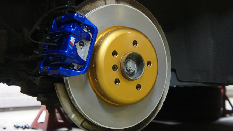 キャリパー塗装施工事例：BMW F10　キャリパー塗装＆ローター塗装　COLOR:#1115 Deep marine blue＆#003 Tokyo midnight gold　D-DASHダストダウンブレーキパット前後装着 IMG10_1586_3LKkyc_sub1.jpg