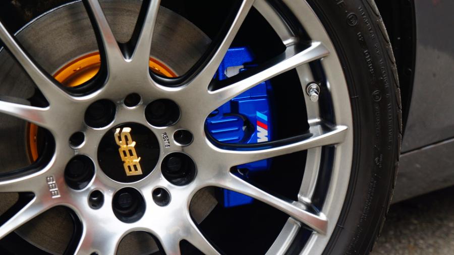 キャリパー塗装施工事例：BMW F10　キャリパー塗装＆ローター塗装　COLOR:#1115 Deep marine blue＆#003 Tokyo midnight gold　D-DASHダストダウンブレーキパット前後装着 IMG10_1586_3LKkyc_sub6.jpg