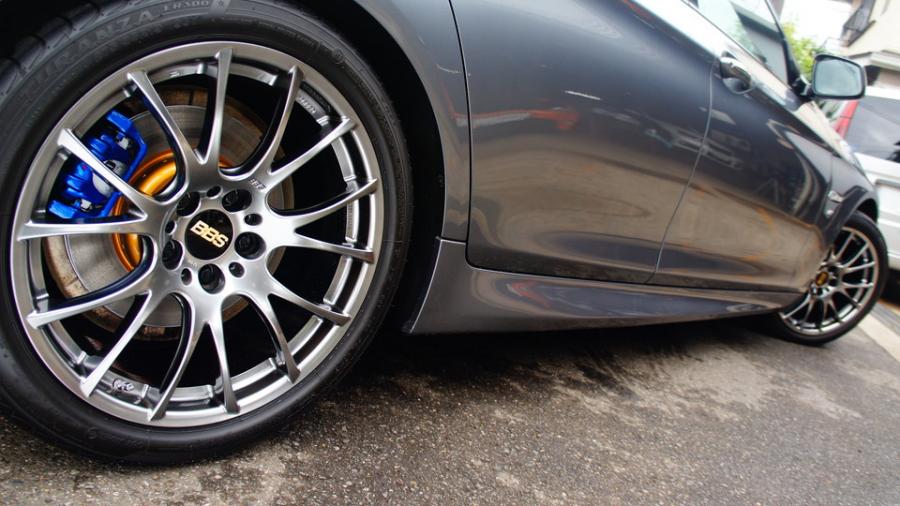 キャリパー塗装施工事例：BMW F10　キャリパー塗装＆ローター塗装　COLOR:#1115 Deep marine blue＆#003 Tokyo midnight gold　D-DASHダストダウンブレーキパット前後装着 IMG10_1586_3LKkyc_sub7.jpg