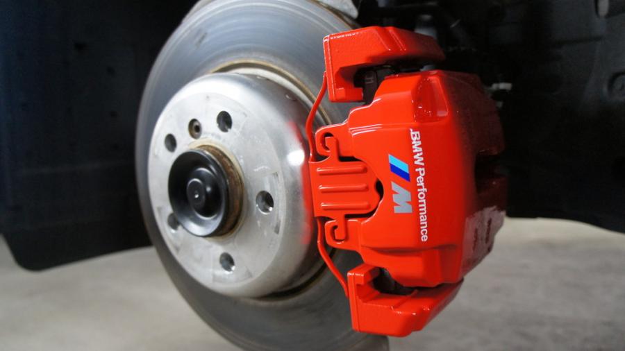 BMW5シリーズ　キャリパー塗装　COLOR:#1112 Racing red