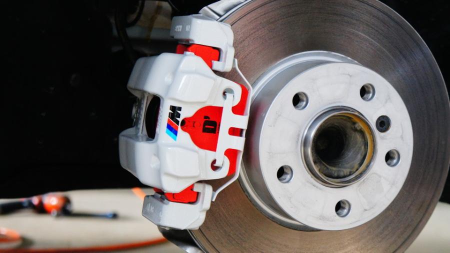 キャリパー塗装施工事例：BMW420i　キャリパー塗装　COLOR:ボディー同色系、D-DASHダストダウンパット前後装着、ホイール半艶ブラック塗装 IMG10_1683_NghSGX_sub2.jpg