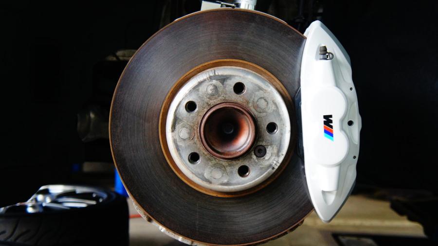 BMW235i　キャリパー塗装　COLOR:#007 Premium whitepearl