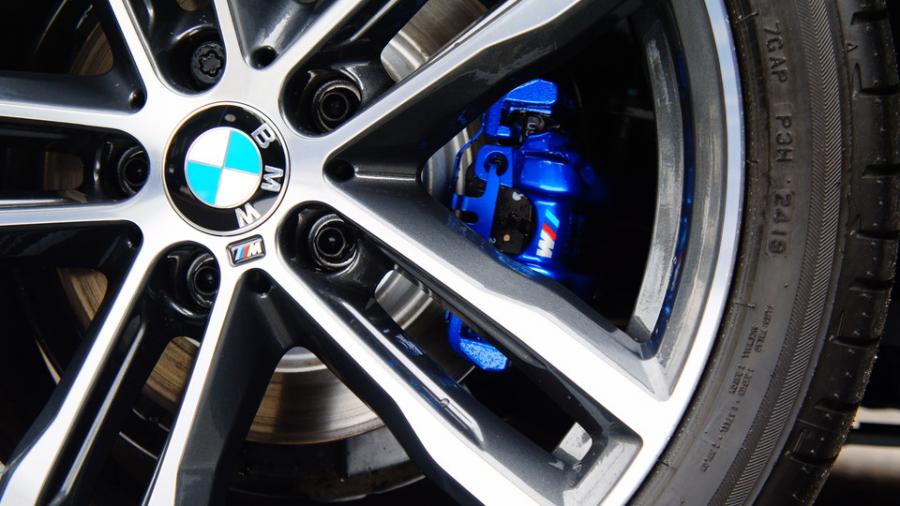 キャリパー塗装施工事例：BMW320ツーリング　キャリパー塗装COLOR:#1115 Deep marine blue IMG10_1932_jngHEs_sub7.jpg