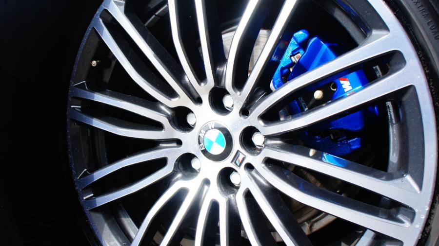 キャリパー塗装施工事例：BMW523d　キャリパー塗装COLOR：#1115 Deep marine blue　キドニーグリル：マットブラック塗装 IMG10_1935_9SvaL3_sub5.jpg