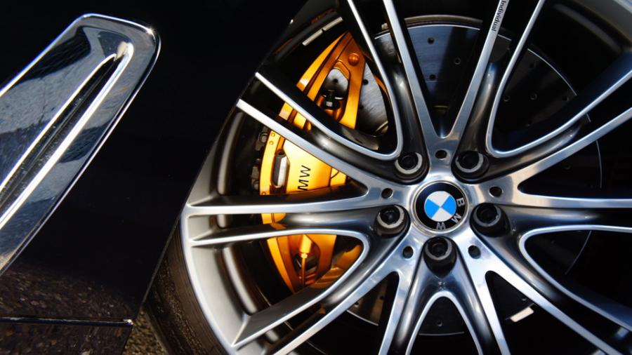 キャリパー塗装施工事例：BMW750i　キャリパー塗装COLOR:#003 Tokyo midnight gold　ローター塗装COLOR:#008 Flash champagne gold　ローター加工Type:DD IMG10_1954_hobwq5_sub5.jpg