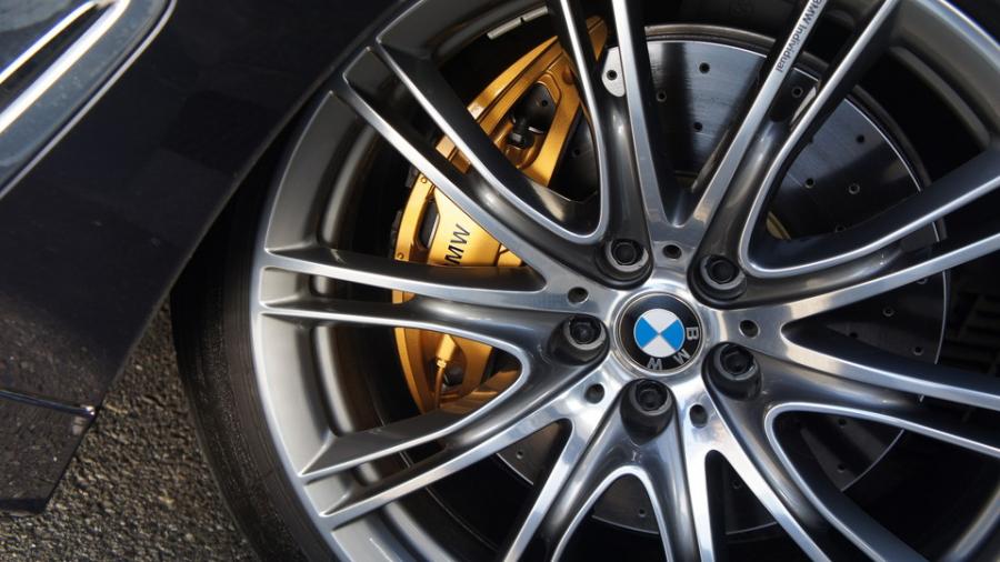 キャリパー塗装施工事例：BMW750i　キャリパー塗装COLOR:#003 Tokyo midnight gold　ローター塗装COLOR:#008 Flash champagne gold　ローター加工Type:DD IMG10_1954_hobwq5_sub7.jpg