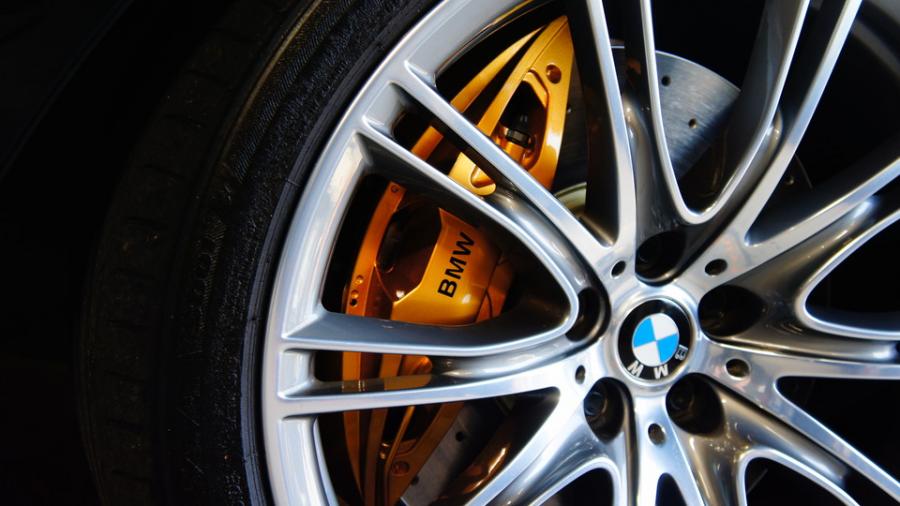 キャリパー塗装施工事例：BMW750i　キャリパー塗装COLOR:#003 Tokyo midnight gold　ローター塗装COLOR:#008 Flash champagne gold　ローター加工Type:DD IMG10_1954_hobwq5_sub8.jpg