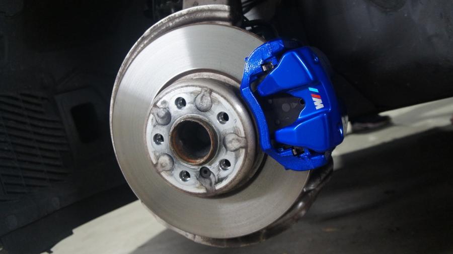 キャリパー塗装施工事例：BMW523d　キャリパー塗装COLOR:#1115 Deep marine blue IMG10_2005_nNjMJb_sub1.jpg