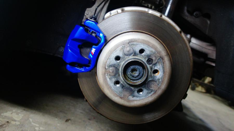 キャリパー塗装施工事例：BMW523d　キャリパー塗装COLOR:#1115 Deep marine blue IMG10_2005_nNjMJb_sub2.jpg