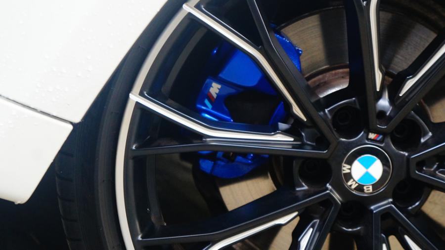 キャリパー塗装施工事例：BMW523d　キャリパー塗装COLOR:#1115 Deep marine blue IMG10_2005_nNjMJb_sub4.jpg