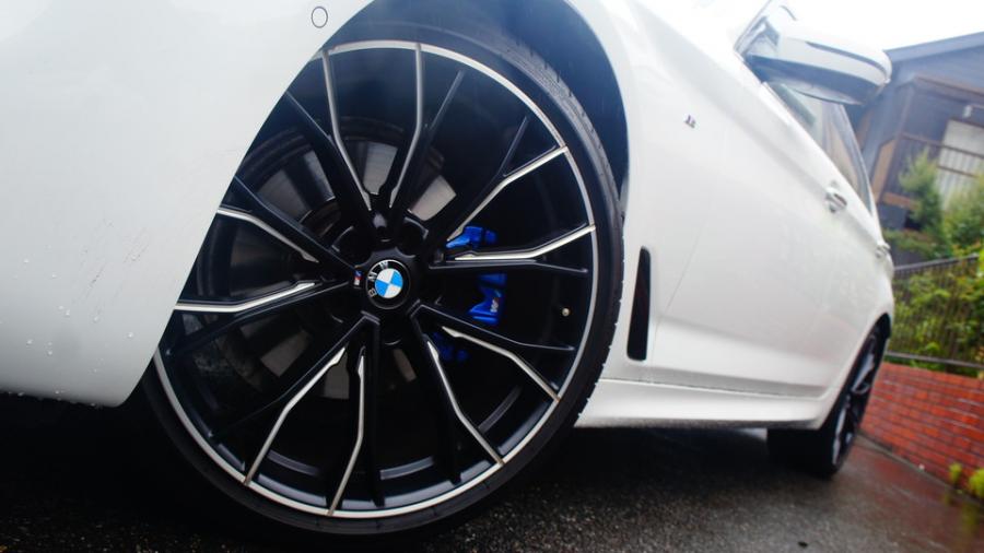 キャリパー塗装施工事例：BMW523d　キャリパー塗装COLOR:#1115 Deep marine blue IMG10_2005_nNjMJb_sub5.jpg