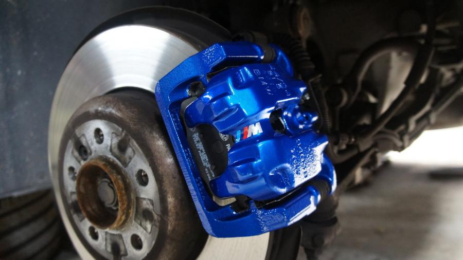 キャリパー塗装施工事例：BMW550i　キャリパー塗装COLOR:#1115 Deep marine blue　低ダストブレーキパット前後装着HELLA IMG10_2107_OXdd0J_sub2.jpg