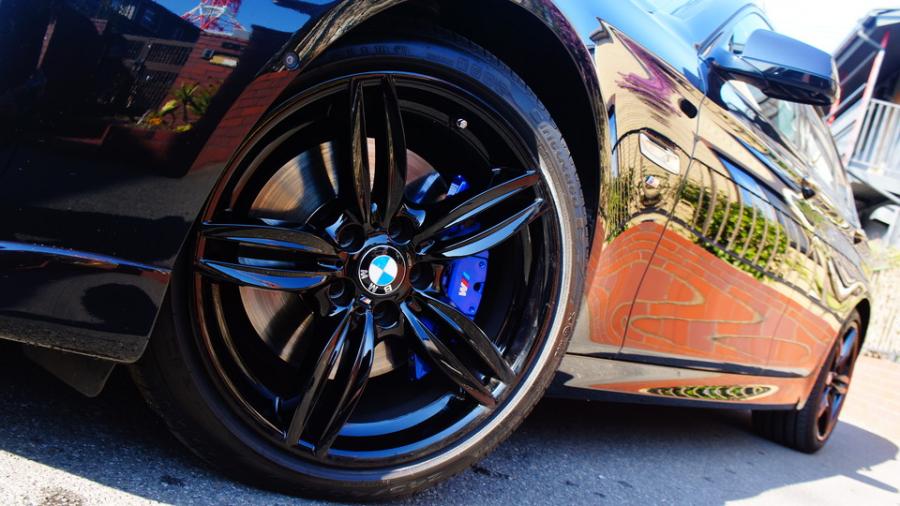 キャリパー塗装施工事例：BMW550i　キャリパー塗装COLOR:#1115 Deep marine blue　低ダストブレーキパット前後装着HELLA IMG10_2107_OXdd0J_sub3.jpg