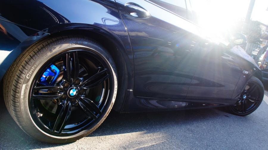 キャリパー塗装施工事例：BMW550i　キャリパー塗装COLOR:#1115 Deep marine blue　低ダストブレーキパット前後装着HELLA IMG10_2107_OXdd0J_sub7.jpg