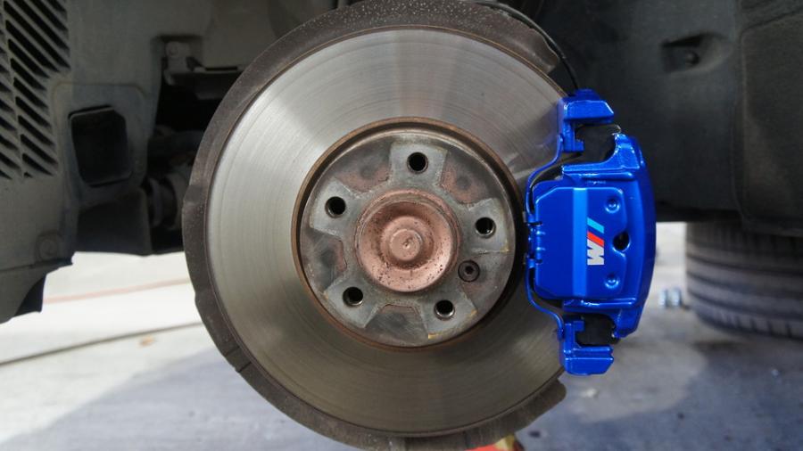 キャリパー塗装施工事例：BMW X6　キャリパー塗装COLOR:#1115 Deep marine blue IMG10_2177_nPMpRs_sub1.jpg