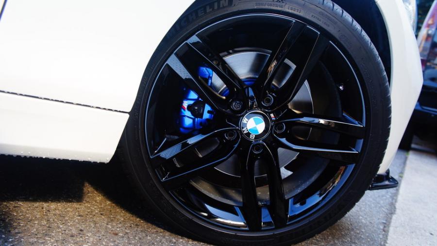 キャリパー塗装施工事例：BMW118　キャリパー・ローター塗装COLOR:#061 royal sky blue IMG10_2194_vFc4dc_sub5.jpg