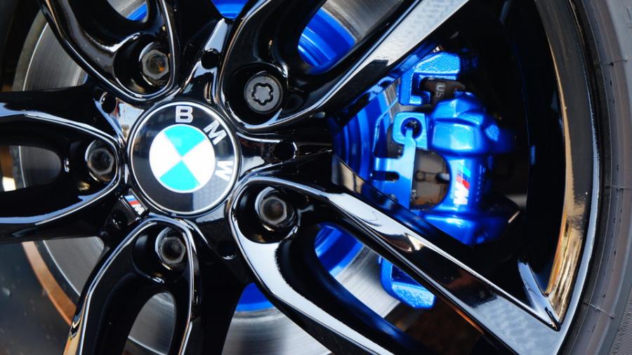 キャリパー塗装施工事例：BMW118　キャリパー・ローター塗装COLOR:#061 royal sky blue IMG10_2194_vFc4dc_sub7.jpg