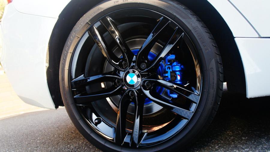 キャリパー塗装施工事例：BMW118　キャリパー・ローター塗装COLOR:#061 royal sky blue IMG10_2194_vFc4dc_sub8.jpg