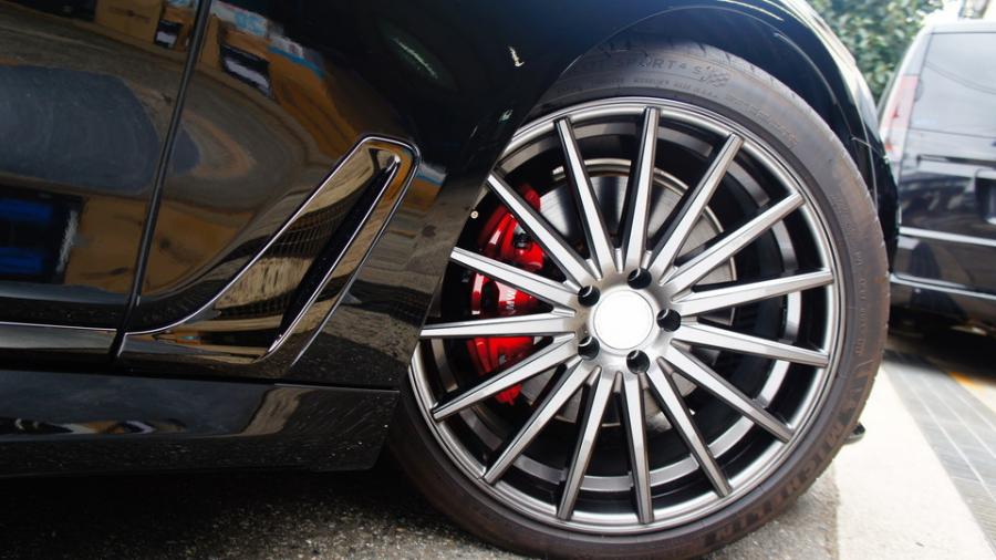 キャリパー塗装施工事例：BMW740i　キャリパー塗装COLOR:#001 Italian losso solid IMG10_2195_kVCZvy_sub4.jpg