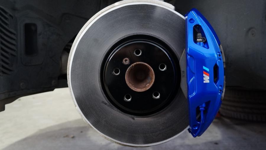 キャリパー塗装施工事例：BMW740　キャリパー塗装COLOR:#1115 Deep marine blue IMG10_2297_cVqwyl_sub1.jpg