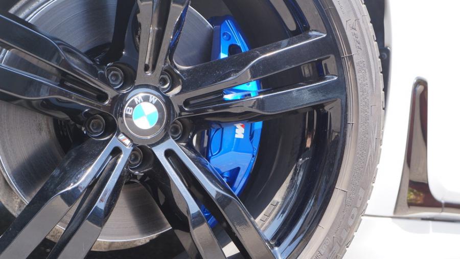 キャリパー塗装施工事例：BMW740　キャリパー塗装COLOR:#1115 Deep marine blue IMG10_2297_cVqwyl_sub3.jpg