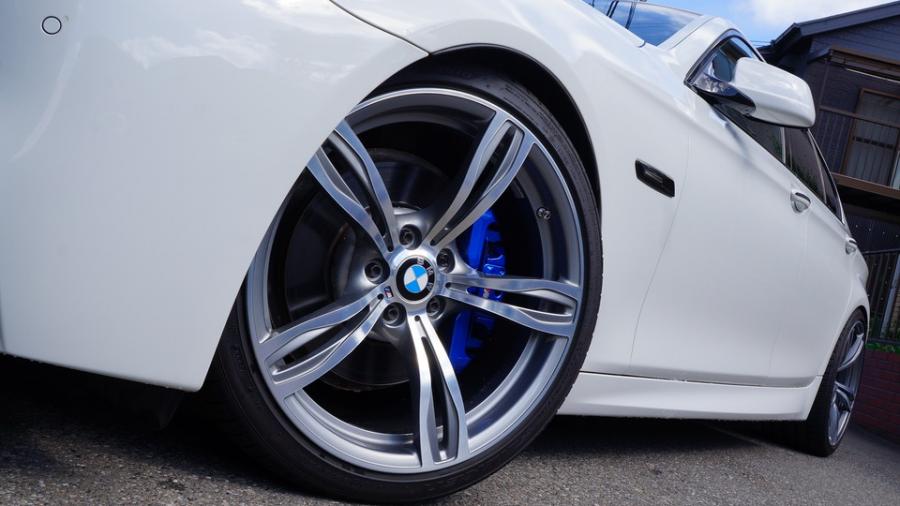 キャリパー塗装施工事例：BMW5シリーズ　キャリパー塗装COLOR:#1115 Deep marine blue IMG10_2357_NtAqgP_sub3.jpg