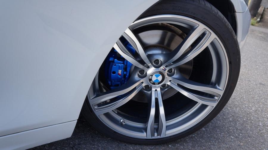 キャリパー塗装施工事例：BMW5シリーズ　キャリパー塗装COLOR:#1115 Deep marine blue IMG10_2357_NtAqgP_sub4.jpg