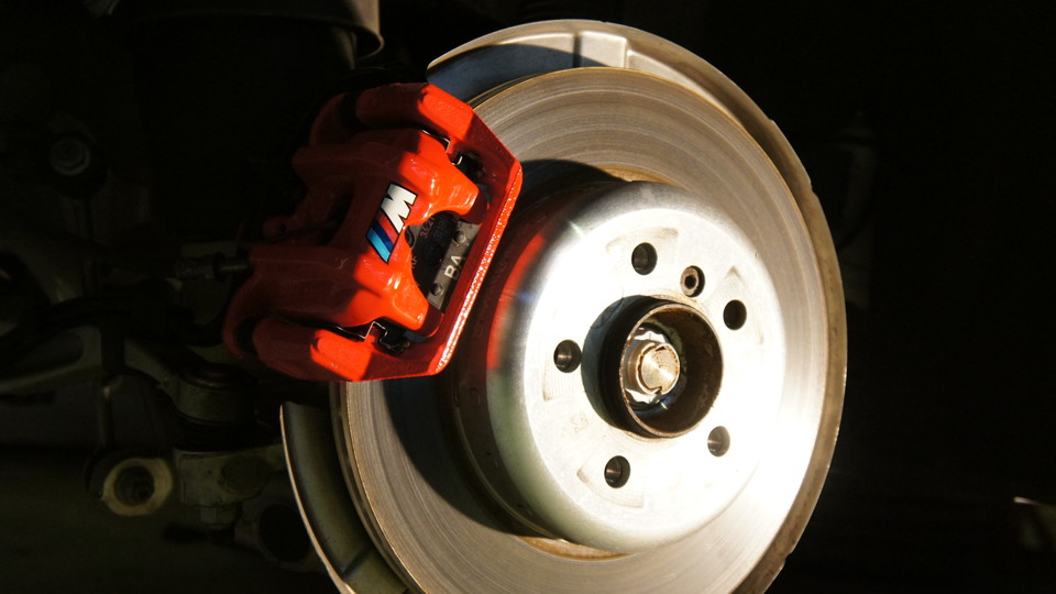 キャリパー塗装施工事例：ＢＭＷ F11純正キャリパー塗装　カラー：ブレンボレッ IMG10_671_qttoLE_sub1.jpg