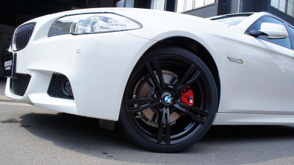 キャリパー塗装施工事例：ＢＭＷ F11純正キャリパー塗装　カラー：ブレンボレッ IMG10_671_qttoLE_sub2.jpg