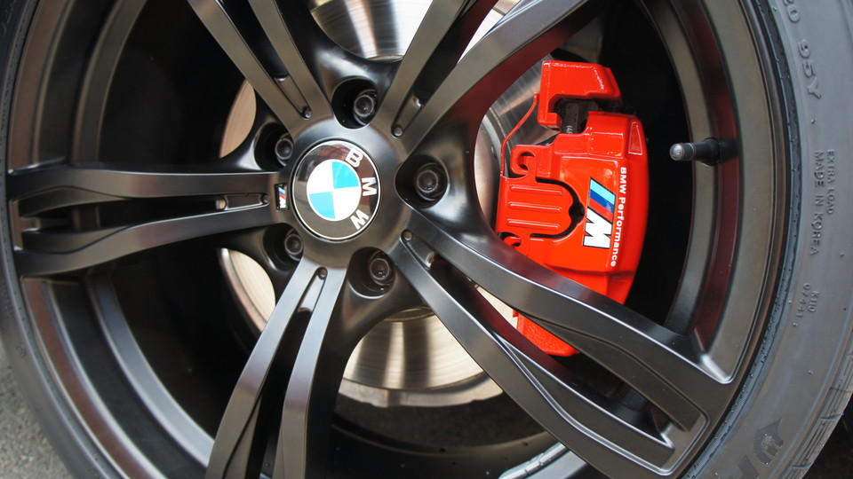 キャリパー塗装施工事例：ＢＭＷ F11純正キャリパー塗装　カラー：ブレンボレッ IMG10_671_qttoLE_sub3.jpg
