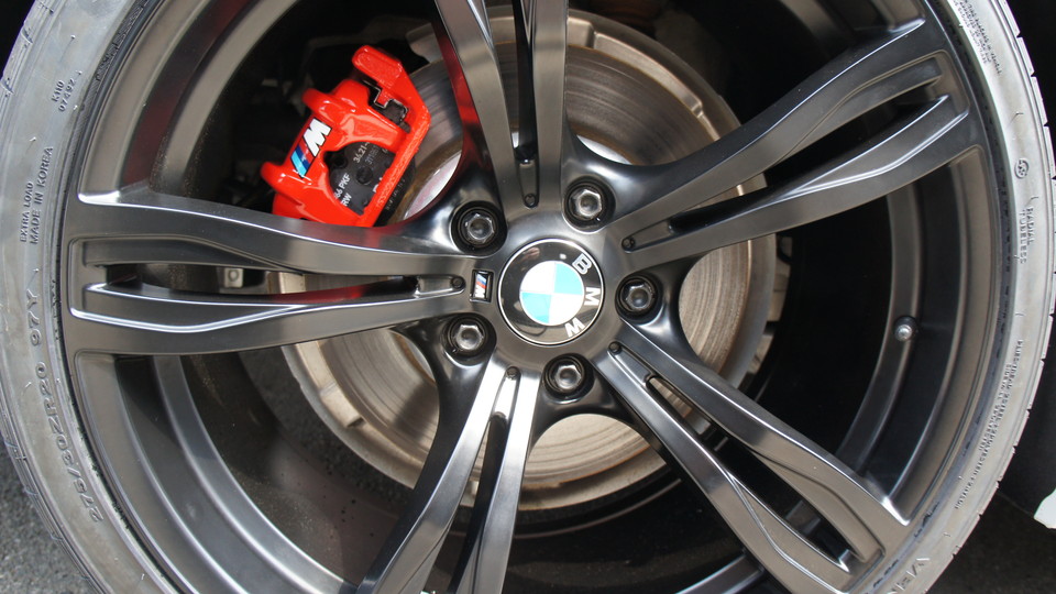 キャリパー塗装施工事例：ＢＭＷ F11純正キャリパー塗装　カラー：ブレンボレッ IMG10_671_qttoLE_sub4.jpg