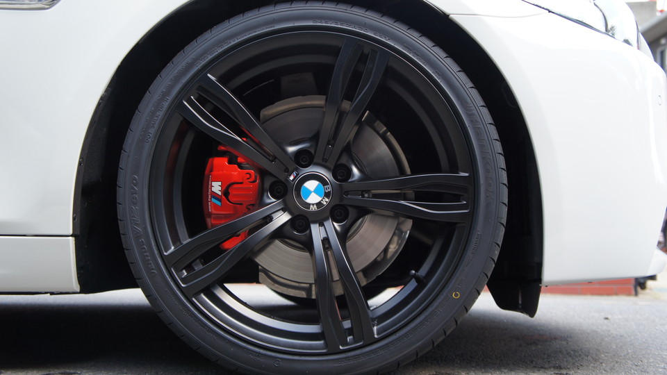 キャリパー塗装施工事例：ＢＭＷ F11純正キャリパー塗装　カラー：ブレンボレッ IMG10_671_qttoLE_sub5.jpg